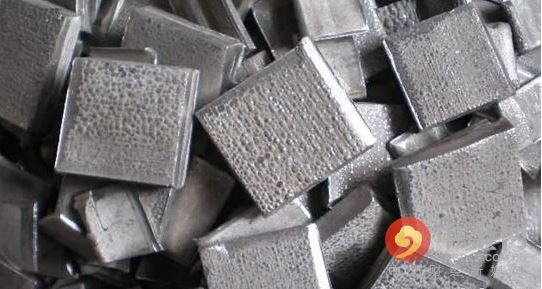 5月期鎳連續(xù)第三個月下跌，周四觸及去年6月來最低水準(zhǔn)每噸8,810美元，今年迄今下跌12%，是跌幅最大的主要基本金屬。